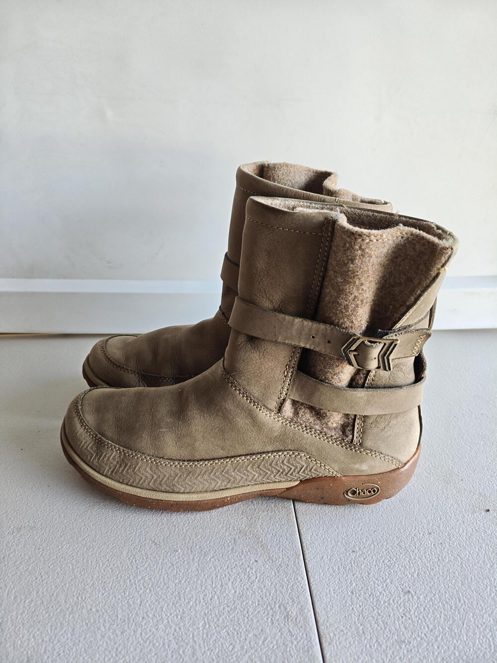 Chaco Boots Womens Size 8 Beige Leather Fleece Lined Ankle Pull On Booties